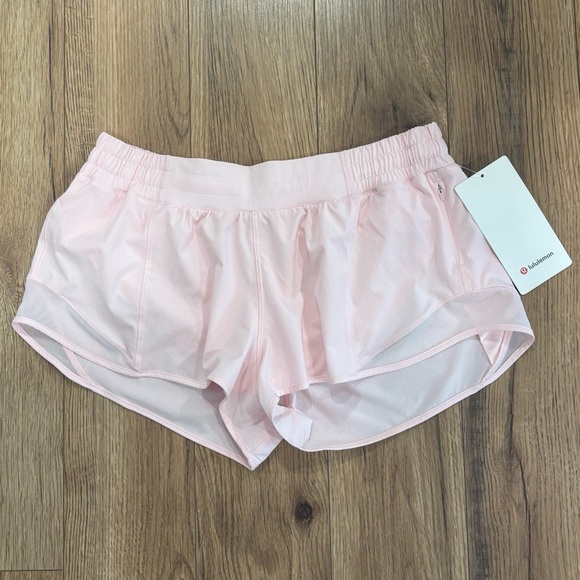 NWT Lululemon Hotty Hot Low Rise Shorts 2.5" Size 12 In Strawberry Milkshake - Picture 2 of 7